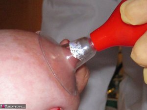 TAC Amateurs are pleased to offer you xxx photos featuring Grandma Libby in toying twat scene