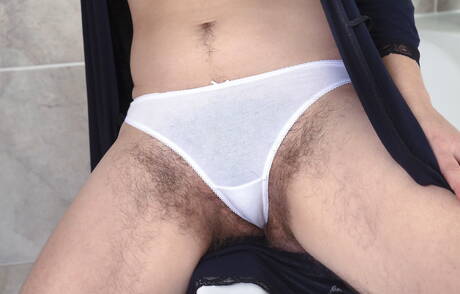 We Are Hairy pleased to share with you a free picture gallery with Bubsy Lou unveiling hot body